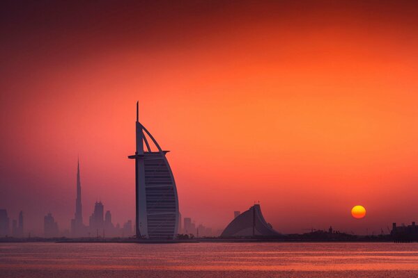Sonnenaufgang in Dubai. Feuerroter Morgenhimmel in den VAE