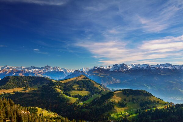Cielo luminoso in montagna