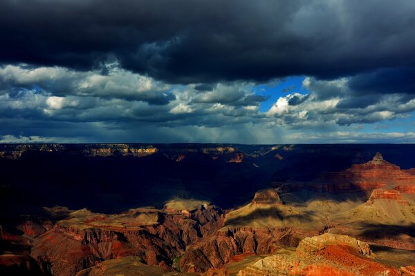 Dichte Wolken über dem Grand Canyon