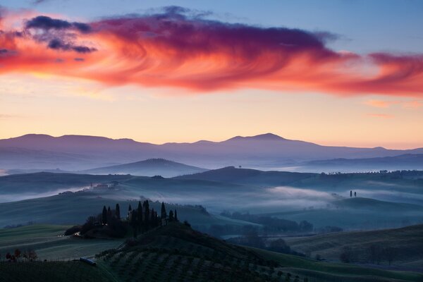 Amanecer en Italia. Campos matutinos