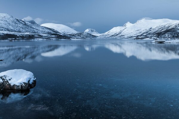 Inverno Norvegia nella neve. Lago ghiacciato