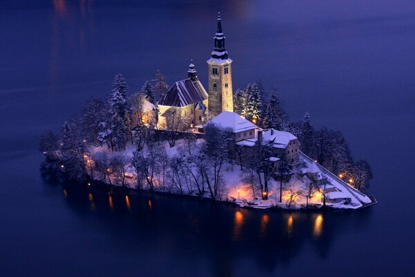 Eine kleine Insel mit einem Turm . Nachtbeleuchtung