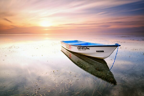 Paysage de lac avec bateau