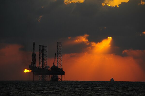 Sonnenuntergang auf einer Ölplattform in der Tiefsee