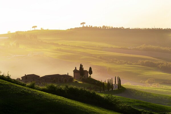 Italia. Brumoso amanecer en la Toscana