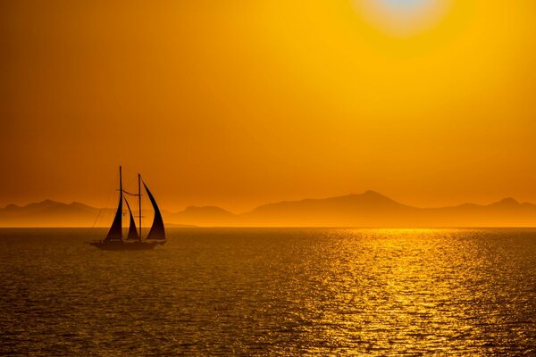 Increíble Paisaje en el mar yate al atardecer