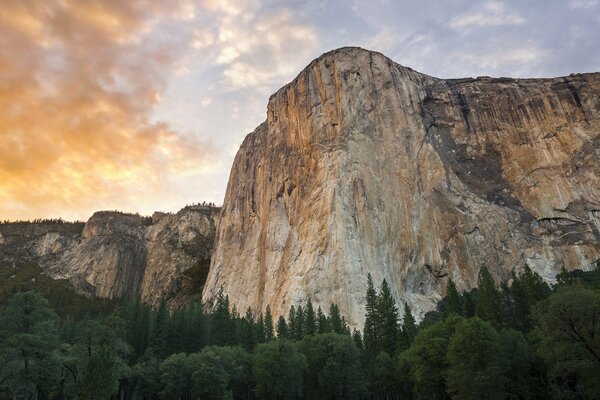 Montagnes puissantes dans le parc National de Yosemite