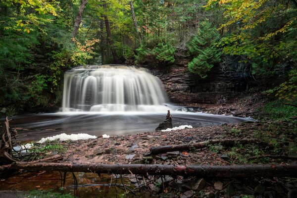 Wasserfall im malerischen grünen Wald