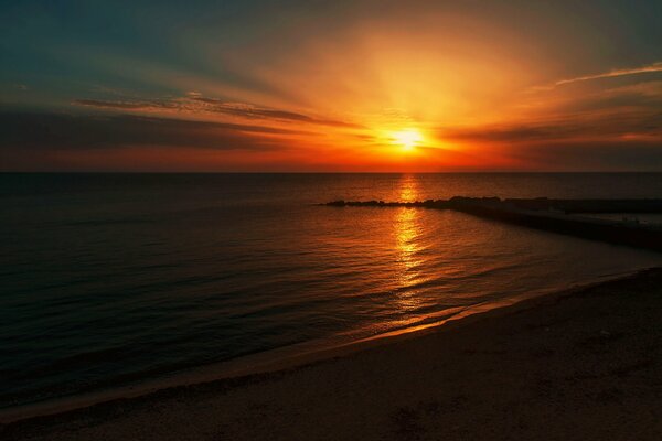 Coucher de soleil sur la plage au bord de la mer