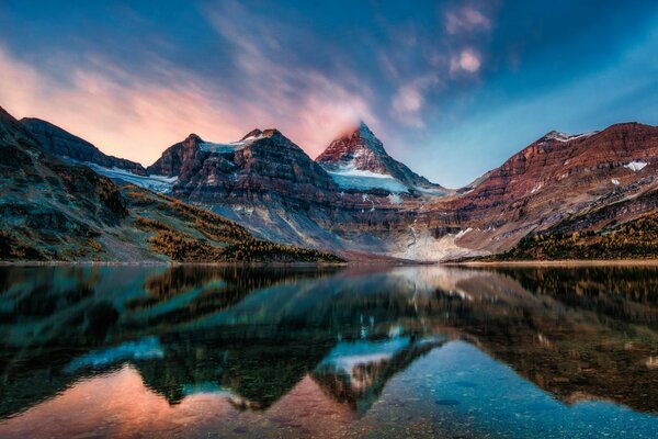 Riflessione delle montagne nella superficie dello specchio del Lago