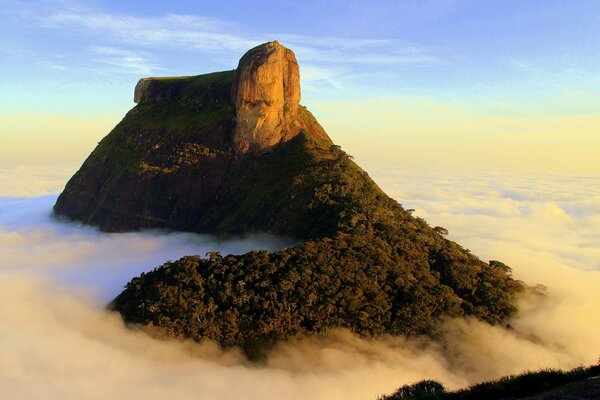 Sommet de la montagne dans les nuages