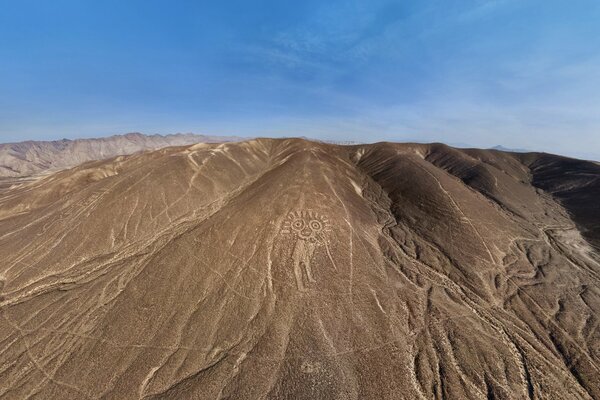 Meseta del desierto con líneas y patrones caprichosos