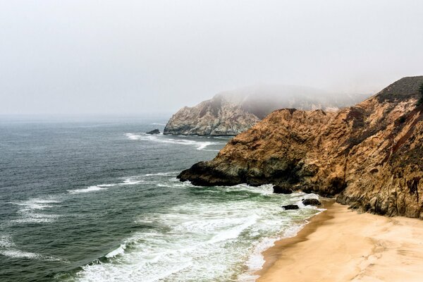 En la costa del océano de California