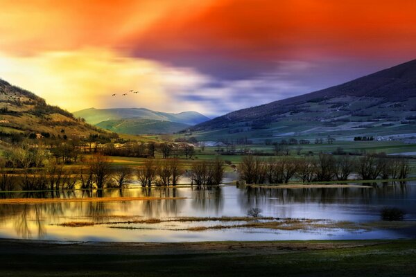 Fabuloso paisaje del cielo en las montañas