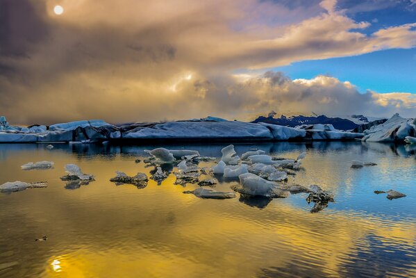 Winter. eis auf dem Wasser. der Himmel in den Wolken