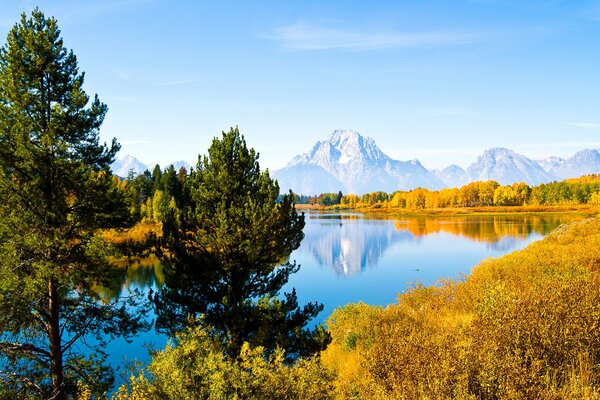 Parque nacional en los Estados Unidos. Bosque de otoño con lago