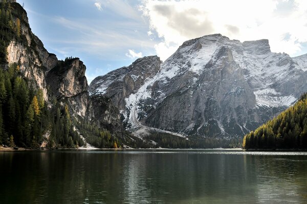 Naturlandschaft mit Wasser und Bergen