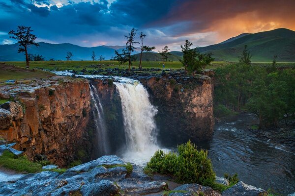 Vue du coucher de soleil en Mongolie près de la cascade