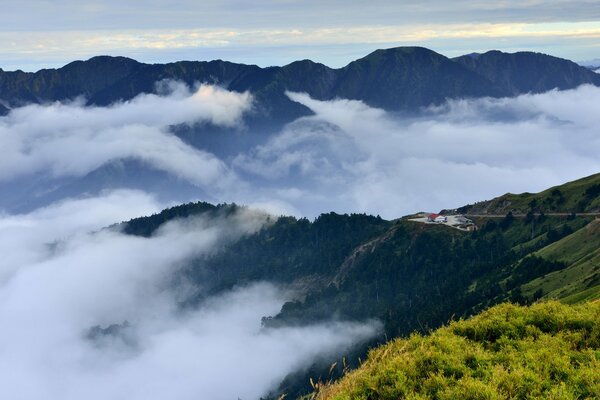 Vista delle colline nuvolose nella nebbia