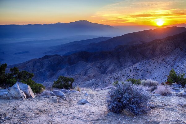 Coucher de soleil dans les montagnes et le paysage de perekatipol