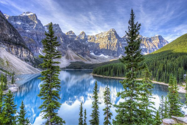 Lago canadiense de montaña en el fondo del bosque