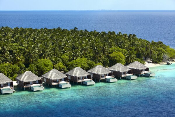 Hotel mit exotischen Häusern am Meer