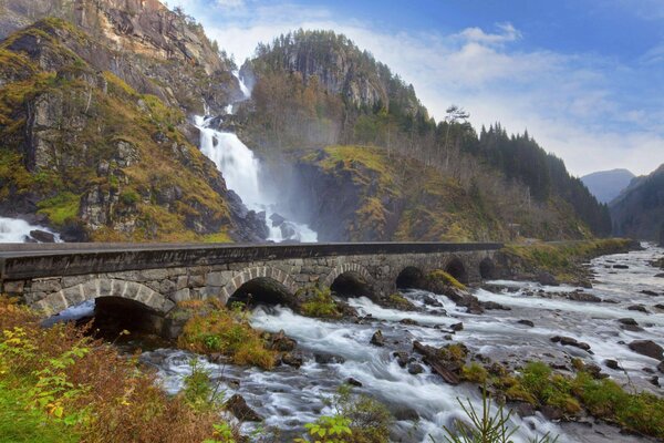 Steinbrücke in der Nähe des Bergfalls