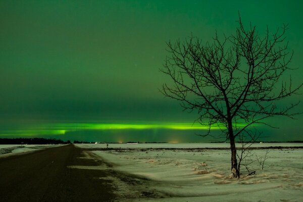 Schöne Landschaft der Winterstraße