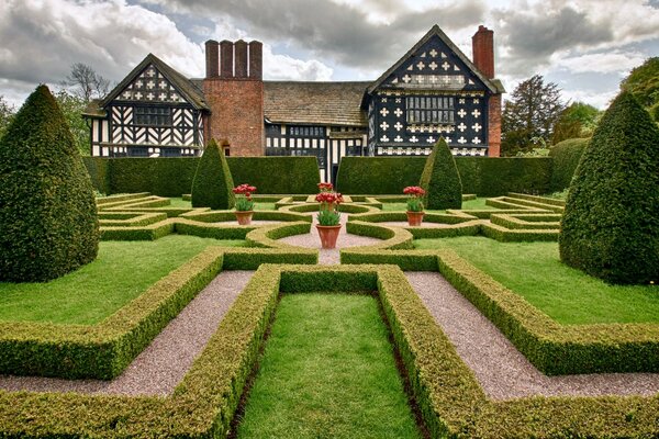 Ein Garten in einem englischen Herrenhaus