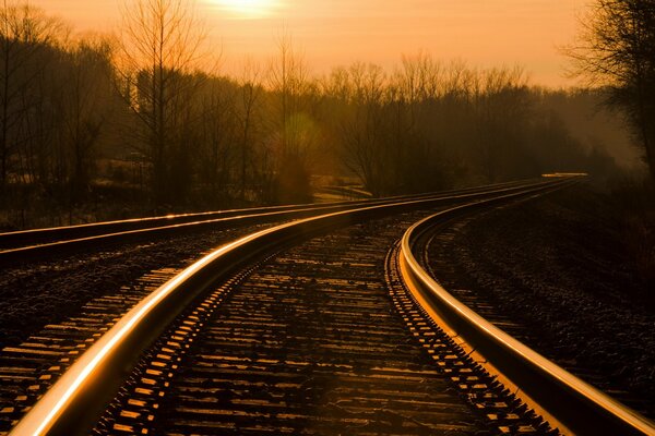 Morgenlandschaft der Eisenbahn