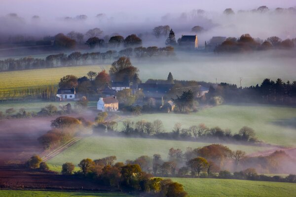 Village dans le brouillard magique