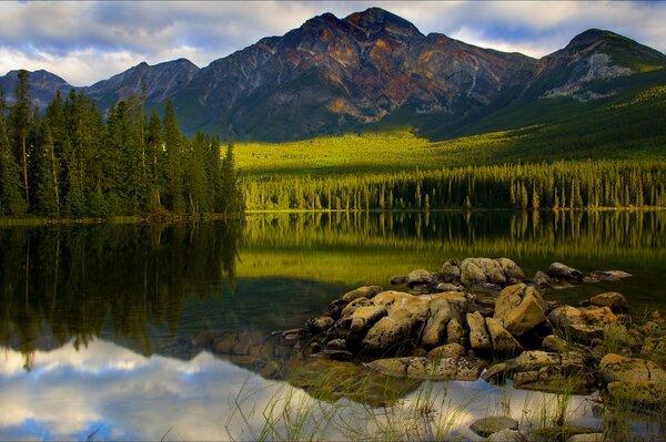 Lago entre las montañas de Canadá